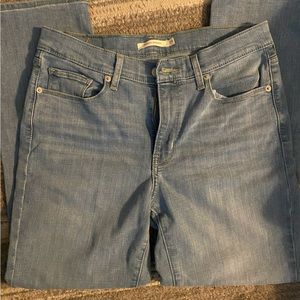 29 Women’s classic straight Levi’s